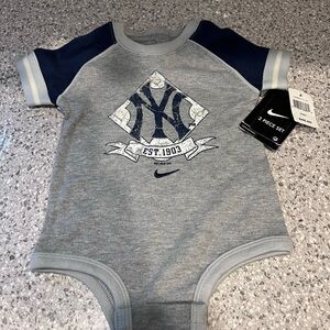 NY Yankees Nike Grey and Navy Baby Two-Piece Set (3-6 months)